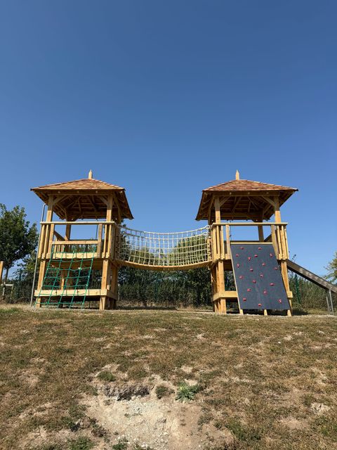 Two 2m square platforms with cedar shingle roofs, 3m planked rope bridge and accessories.